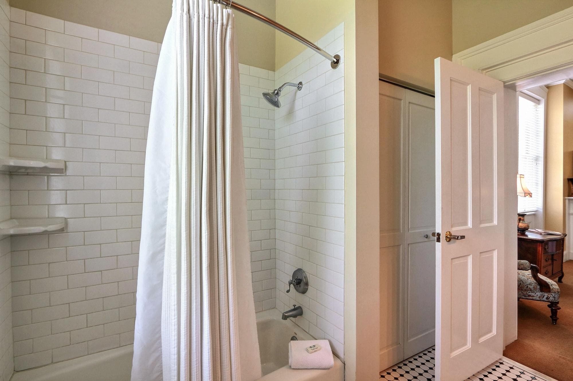 The Presidents Quarters Inn, Room