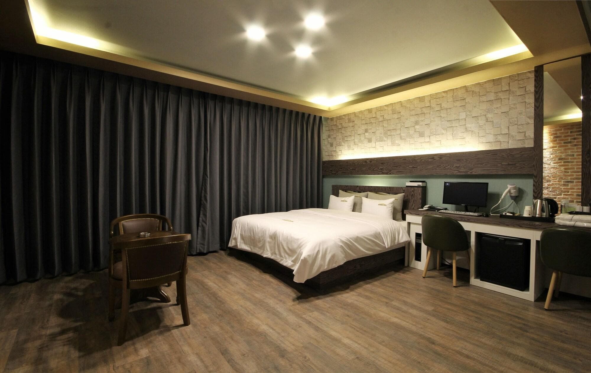 Goldenroot Hotel In Gimhae