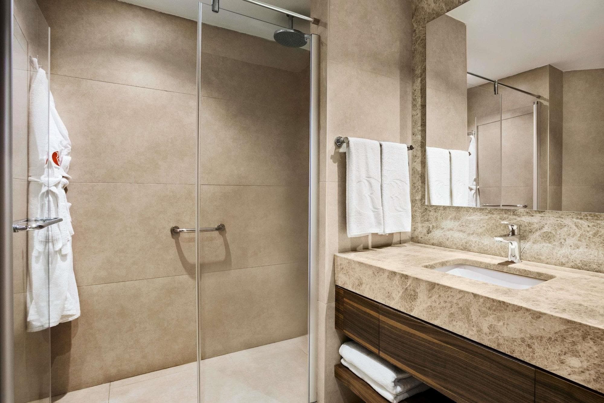 Ramada Hotel Suites(Dublicated)), Room