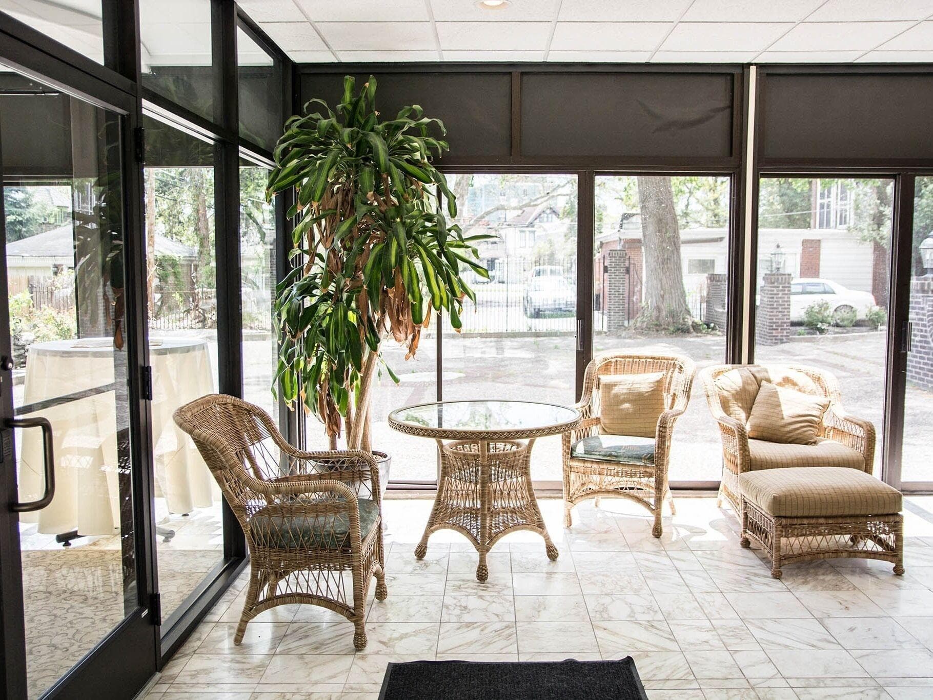 The Manor On Front, Lobby