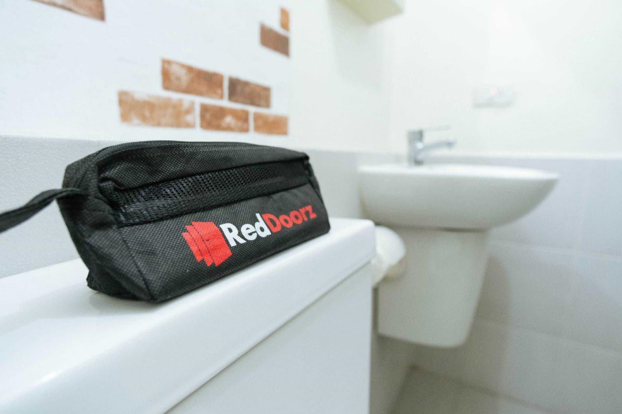RedDoorz Plus near Camella La Brisa Lapulapu