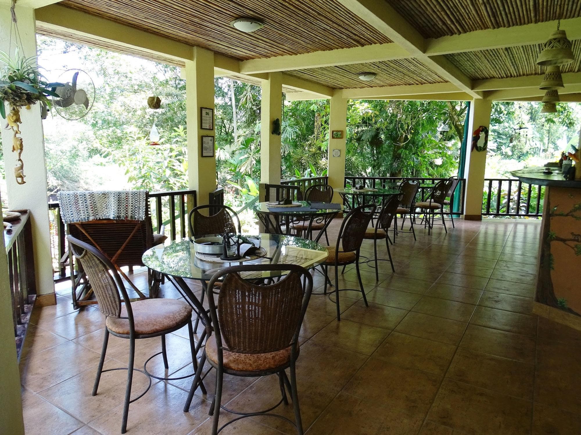 Heliconia Island, Restaurant