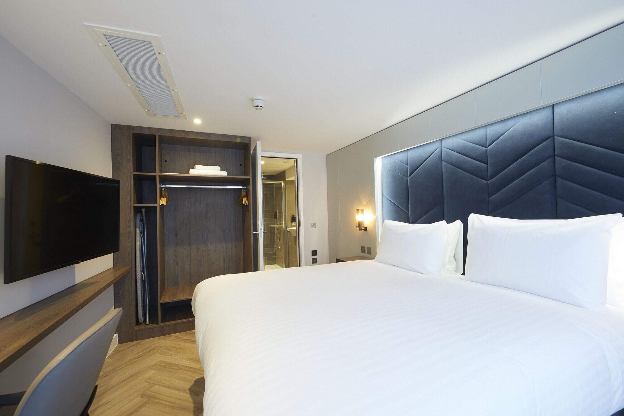 Roomzzz York City, Room