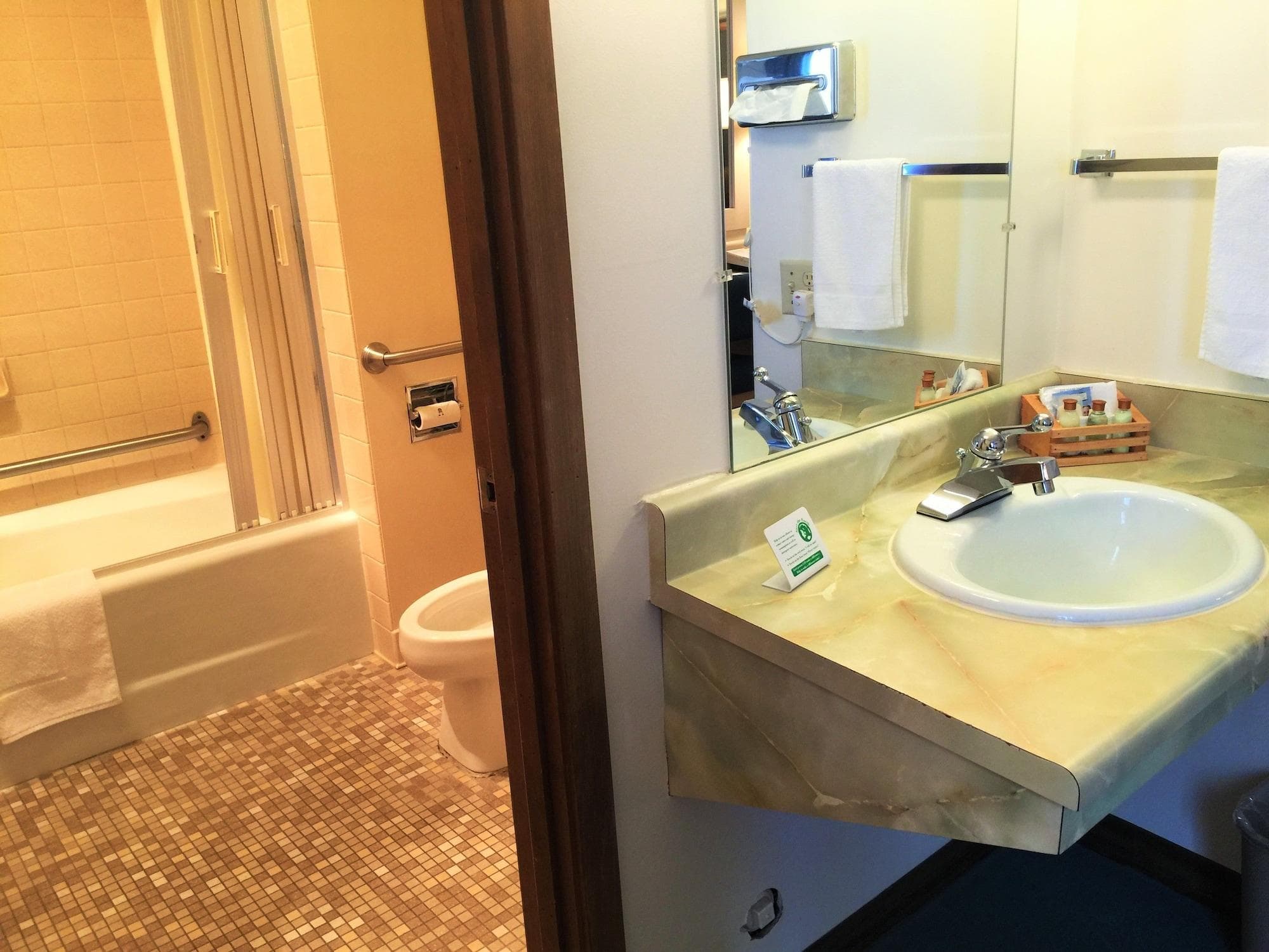 Cedar Motor Inn, Room