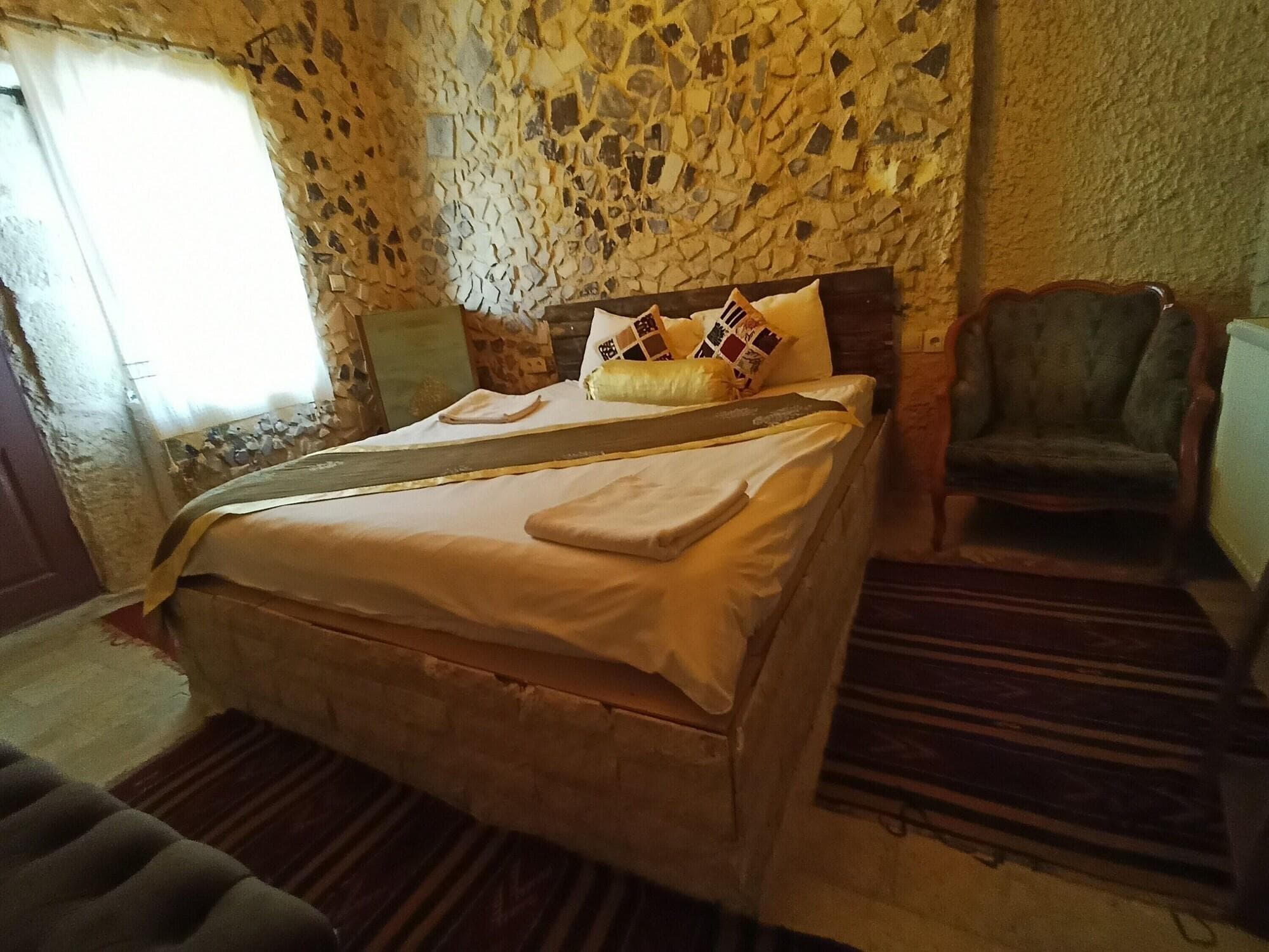 Stone Age Hotel, Room