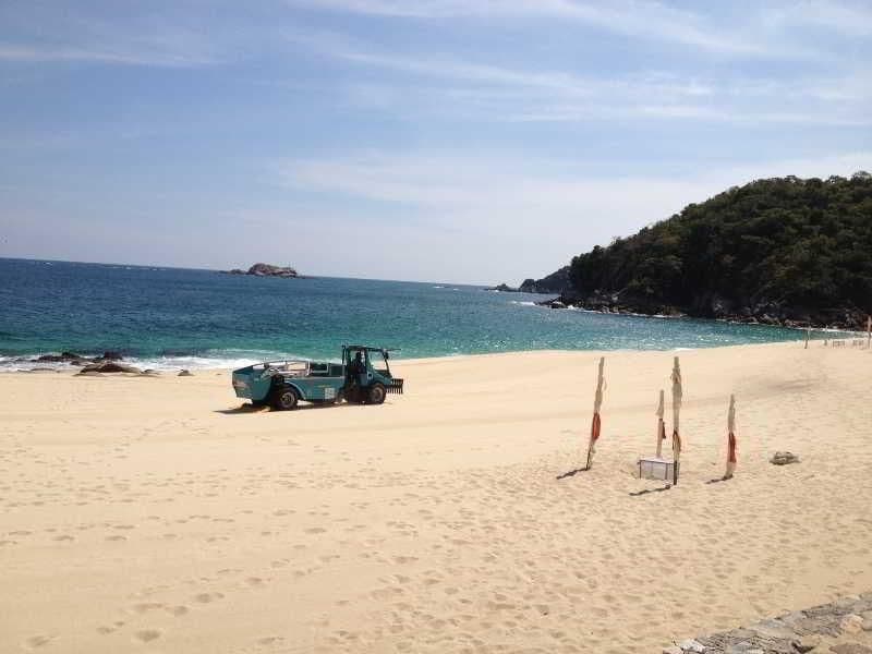 La Isla Huatulco & Beach Club