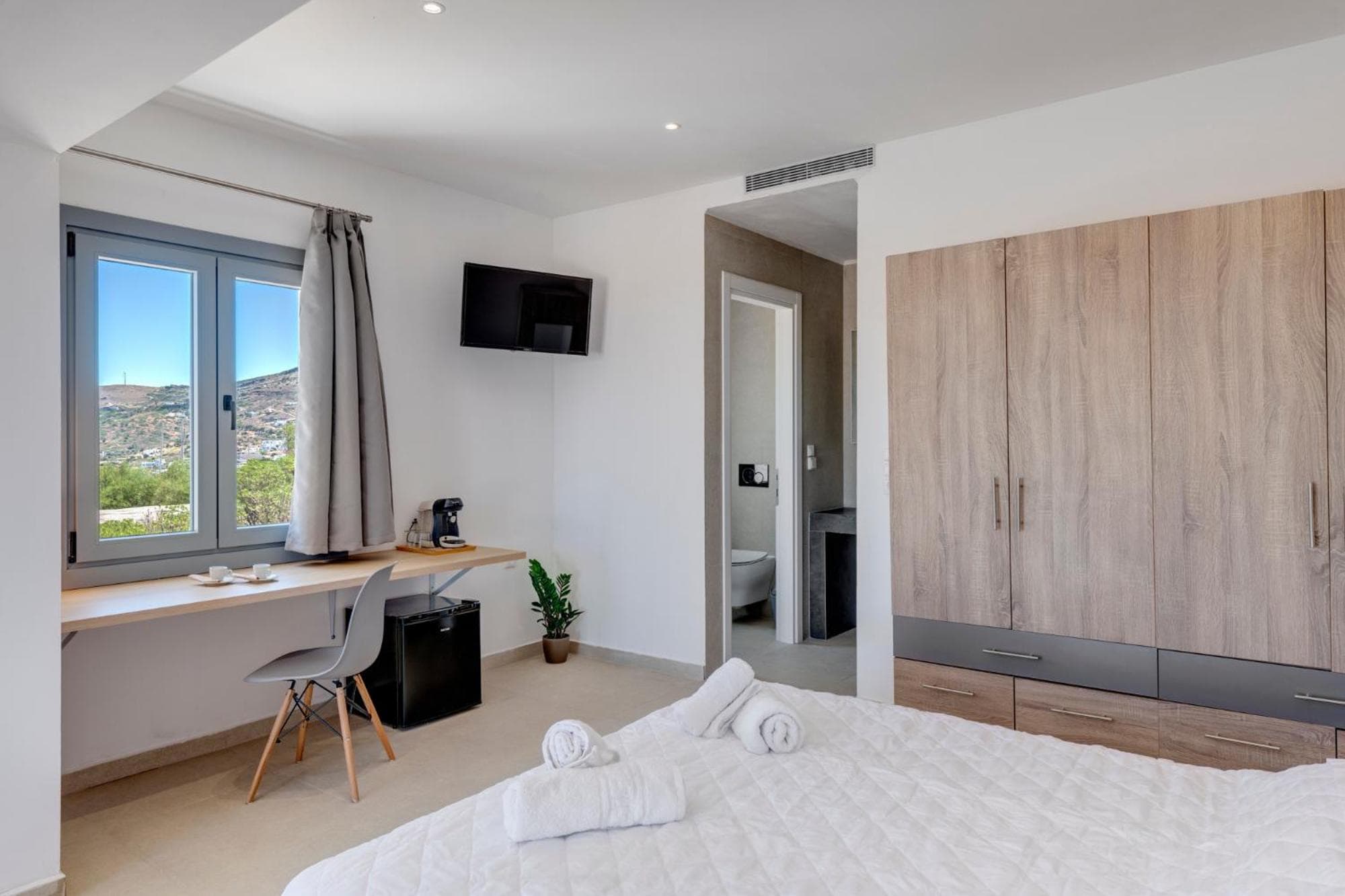 Chrysonisos Suites with Sunset & Seaviews near Kini
