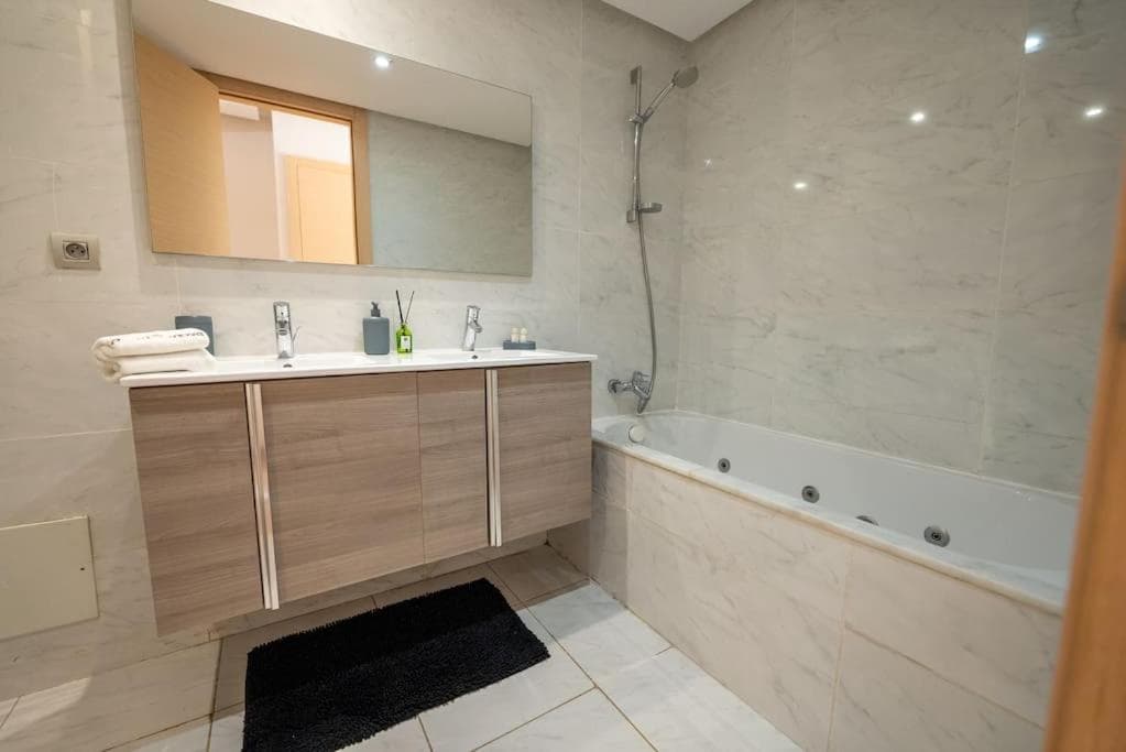 Sophisticated 3BR with Ample Space & Top Amenities