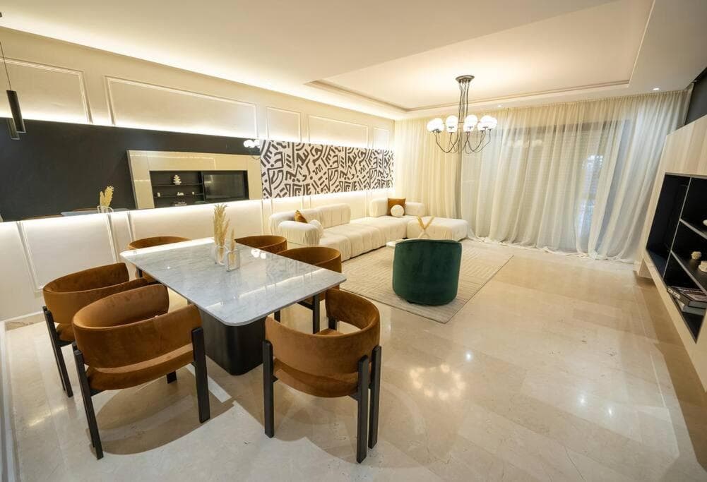 Sophisticated 3BR with Ample Space & Top Amenities