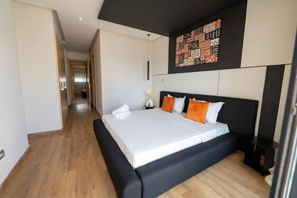 Sophisticated 3BR with Ample Space & Top Amenities