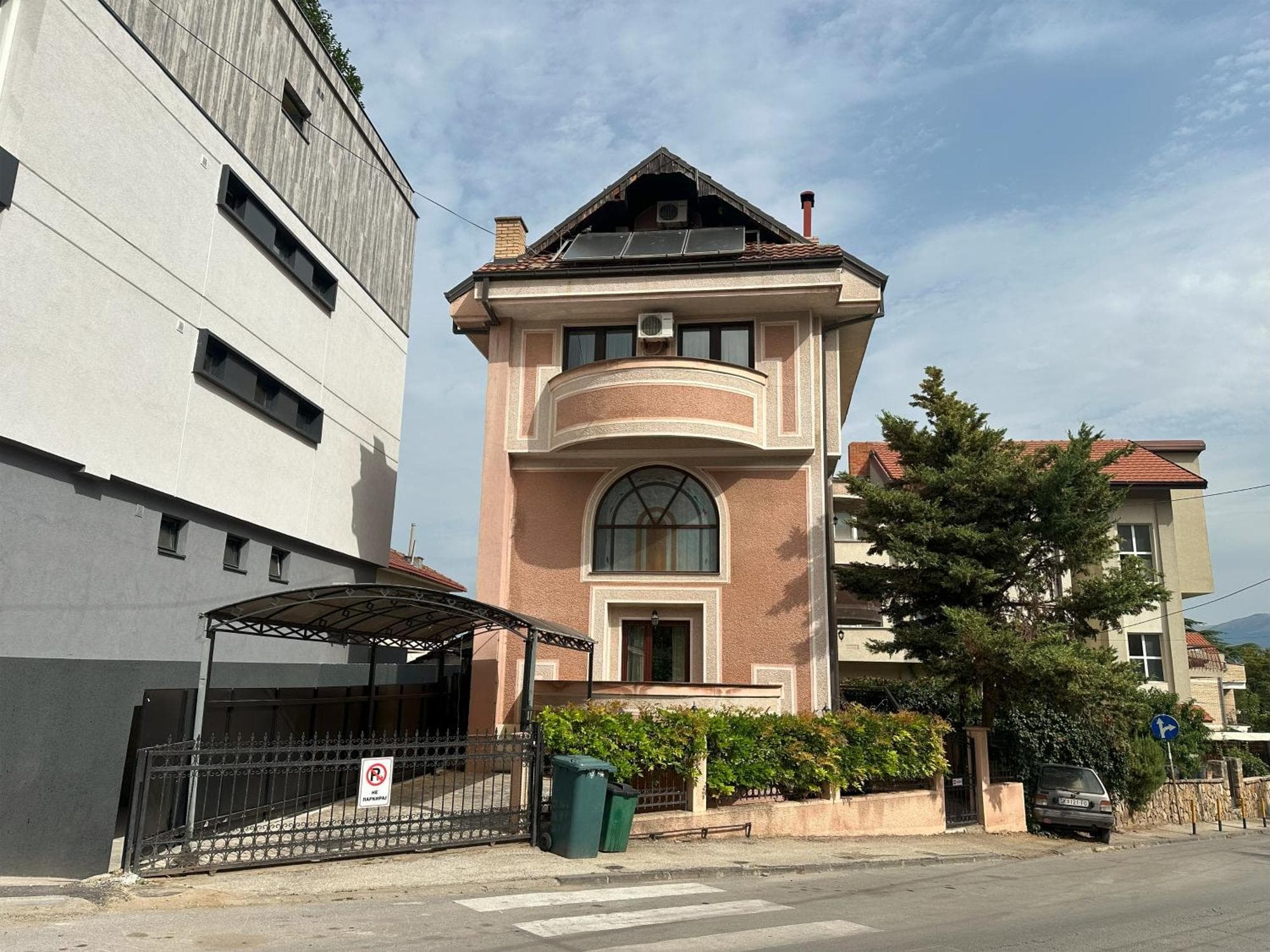 Hillside Garden by Sienna, 