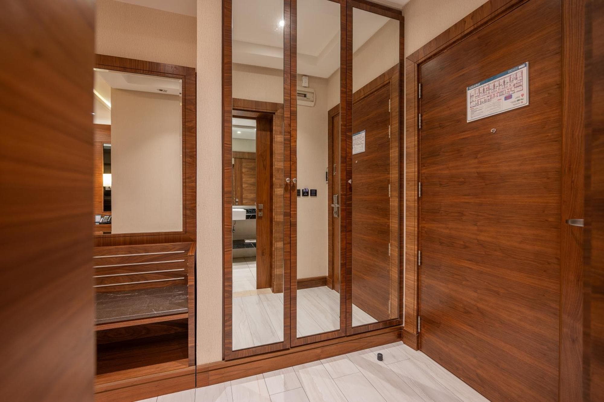 Weekend Hotel Sari