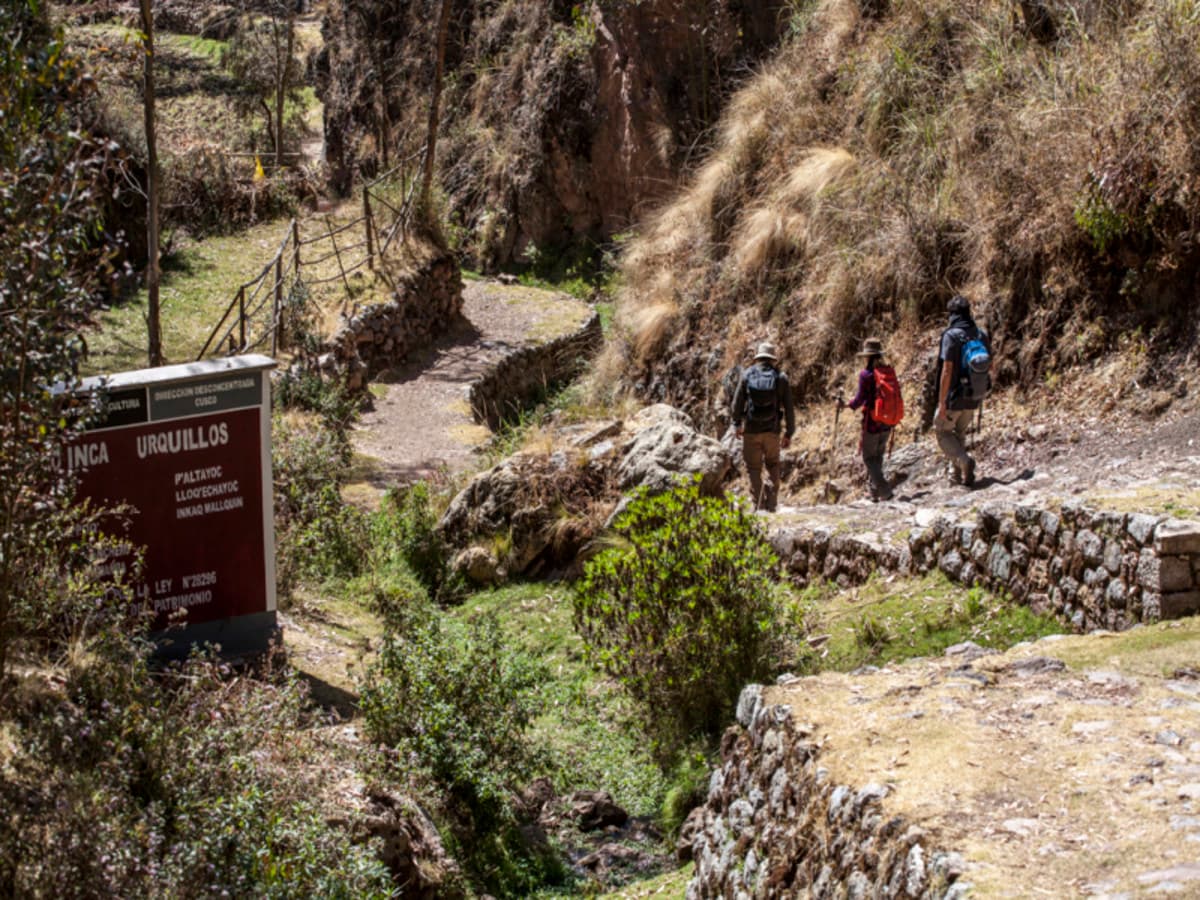 2-Day Private Sacred Valley Experience: Waterfall, Hummingbirds & Chinchero