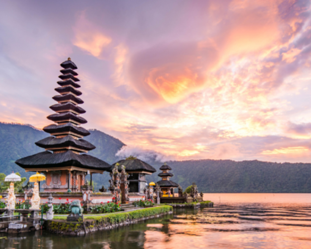 INDONESIA-Mangia, prega, ama
