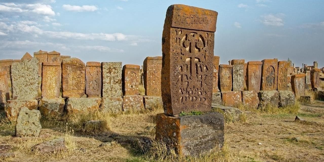 3° giorno, domenica: Yerevan – Khor Virap – Noravank – Selim – Noratus – Tsaghkadzor (C/-/C)