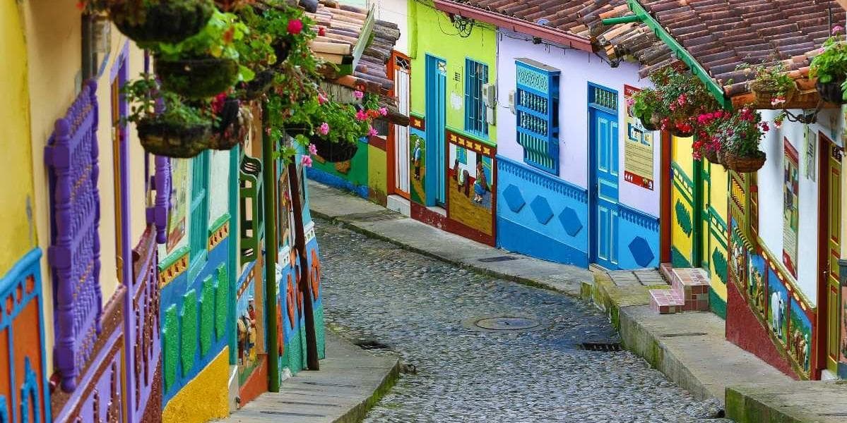 DÍA 8. (martes) MEDELLÍN – HISTORIA DE LA TRANSFORMACIÓN SOCIAL
