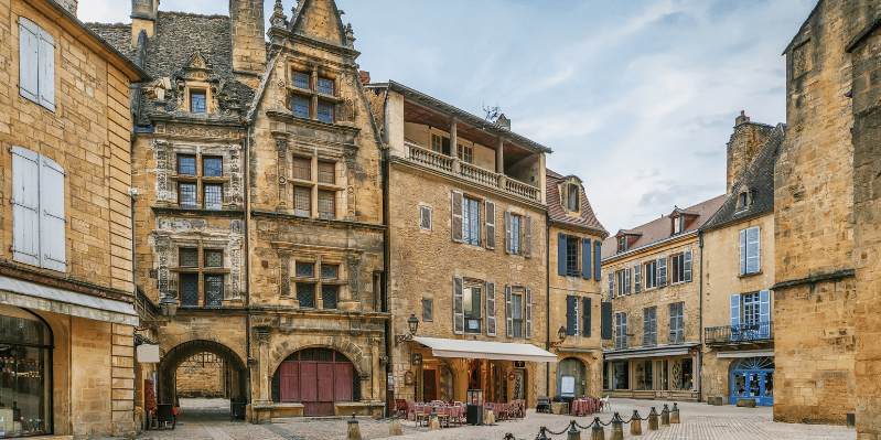 Día 4. ROCAMADOUR - LA ROQUE GAGEAC – SARLAT - LASCAUX - LIMOGES