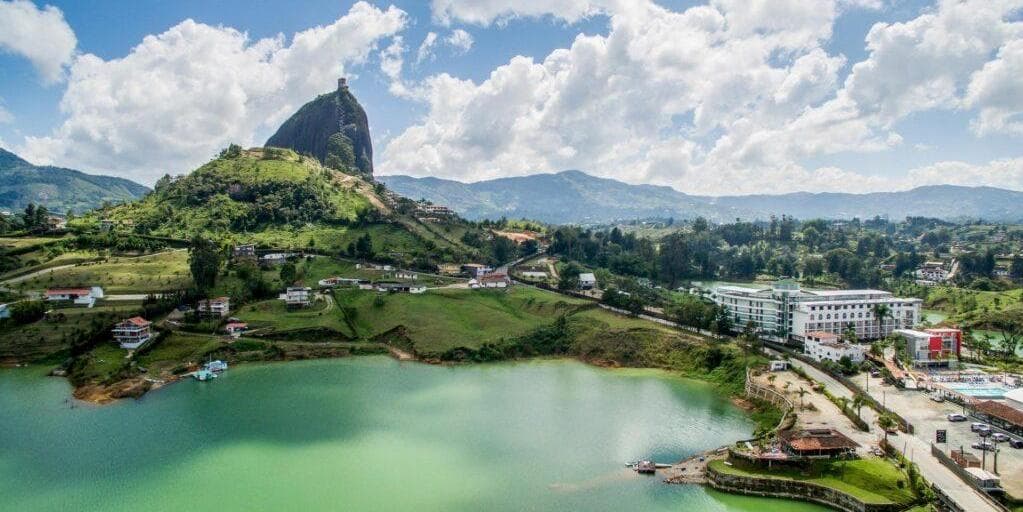 DÍA 9. (miércoles) MEDELLÍN – VISITA A EL PEÑOL Y GUATAPE