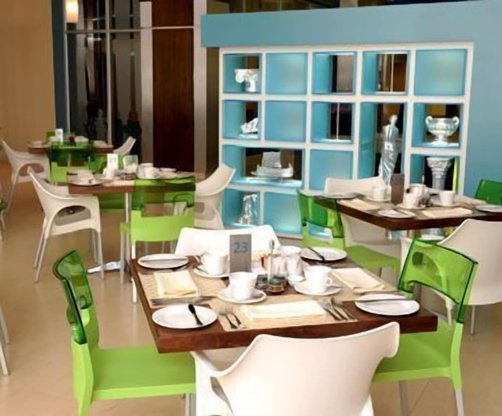 Peermont Metcourt at Emperors Palace, Breakfast area