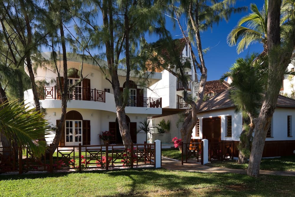 Le Saint Alexis, Exterior