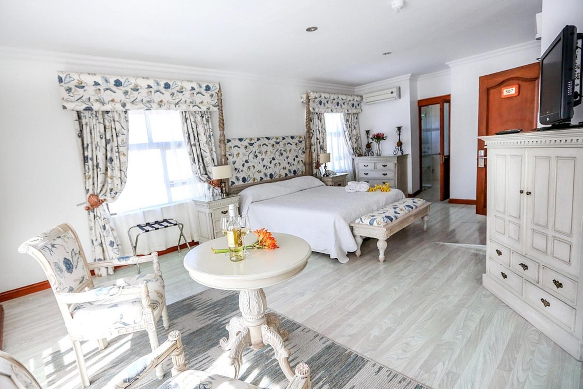 Misty Waves Boutique Hotel