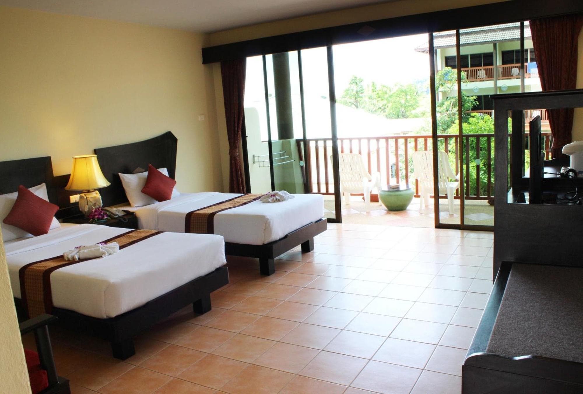 Kata Sea Breeze Resort - SHA Plus