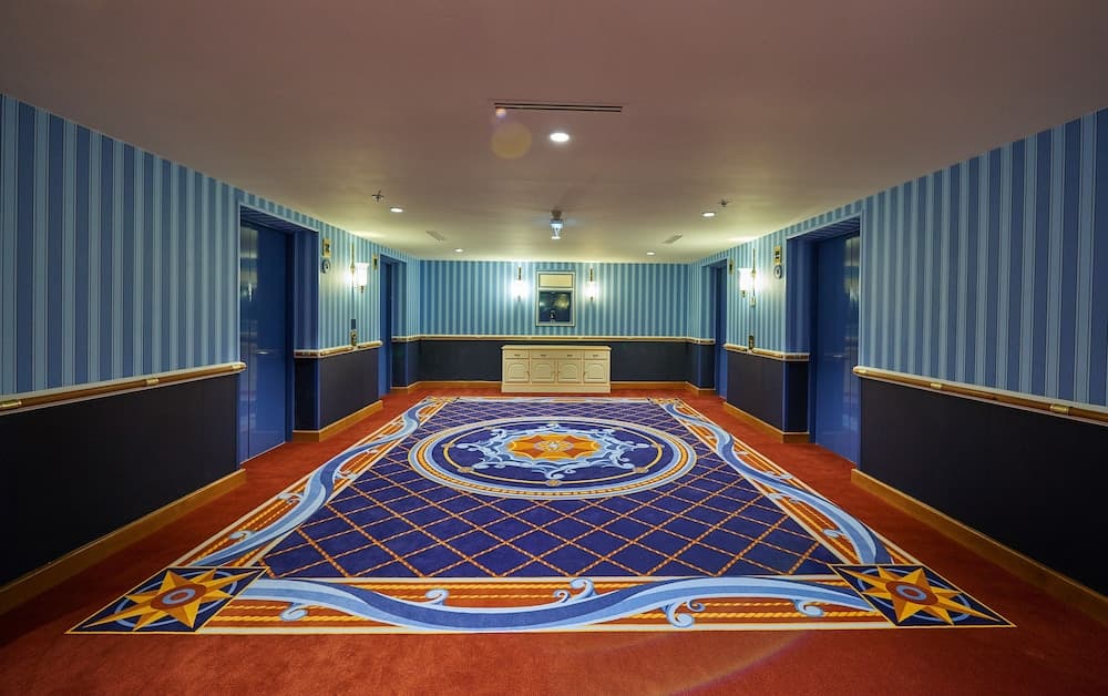 Disney's Newport Bay Club, Hallway