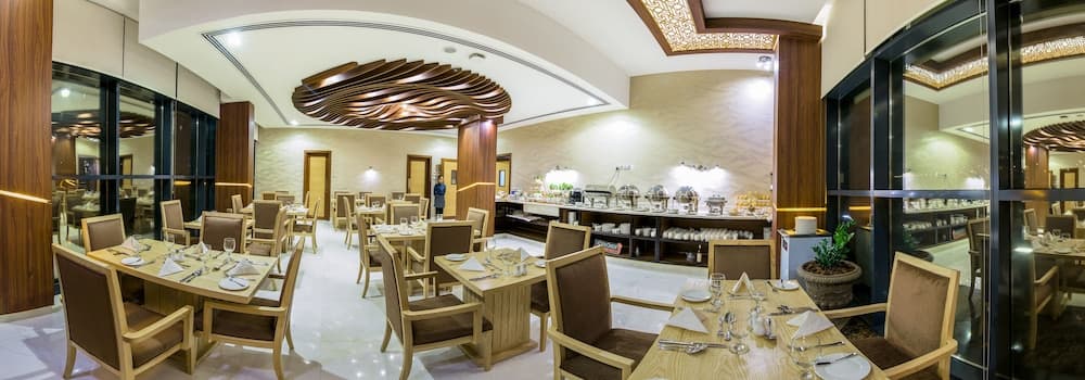 Muscat Gate Hotel, Restaurant