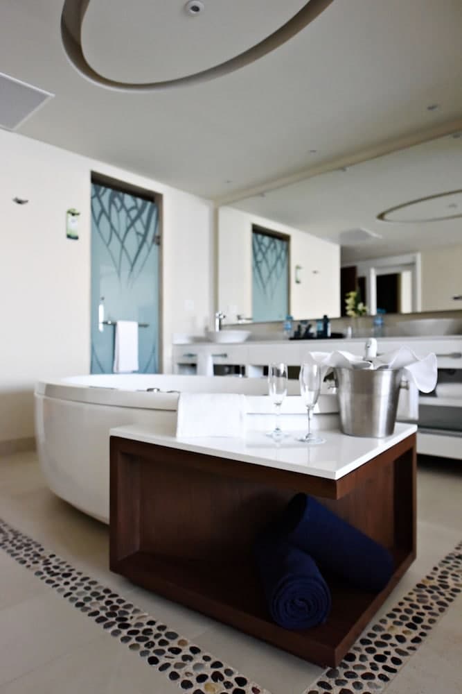 Hideaway at Royalton Riviera Cancun Adults Only - All Inclusive, Banheiro