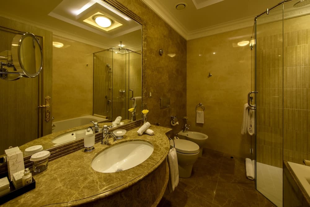 Royal Rose Hotel, Bathroom
