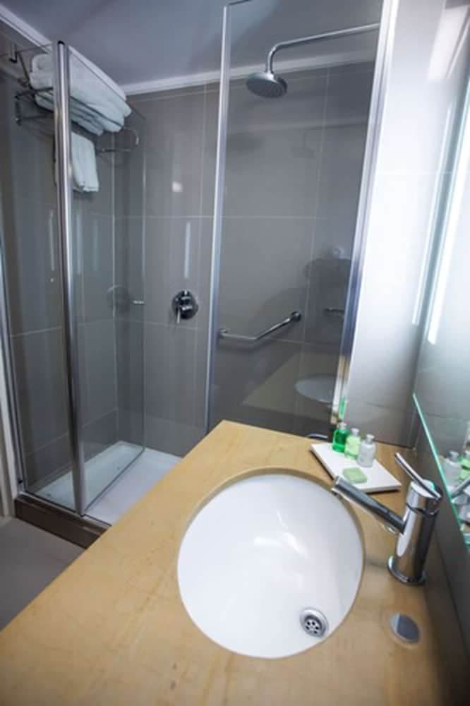 NH Edelweiss Bariloche, Bathroom