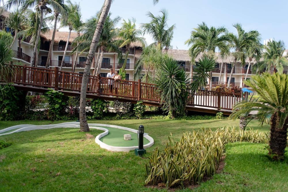 The Reef Coco Beach Resort & Spa- Optional All Inclusive, Mini-golf