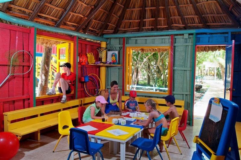 Sol Palmeras, Sports and Entertainment