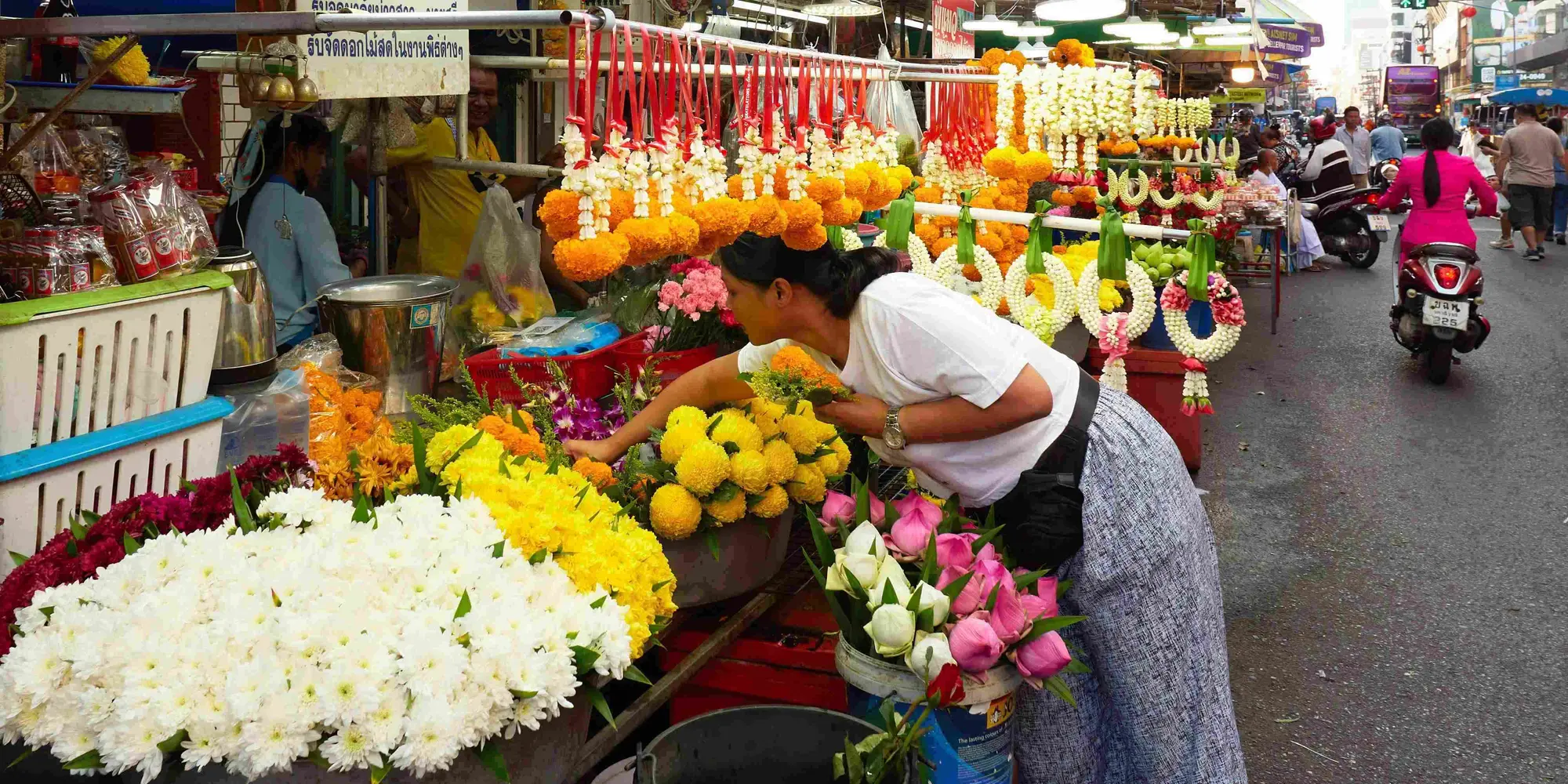 DAY 1: ARRIVAL IN BANGKOK – EXPLORATION AND NIGHTLIFE