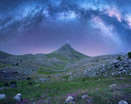 Bajo el cielo estrellado de Abruzzo entre naturaleza y asombro  