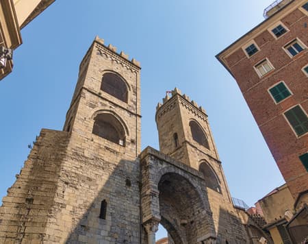 Lungo le mura di Genova tra natura e storia 