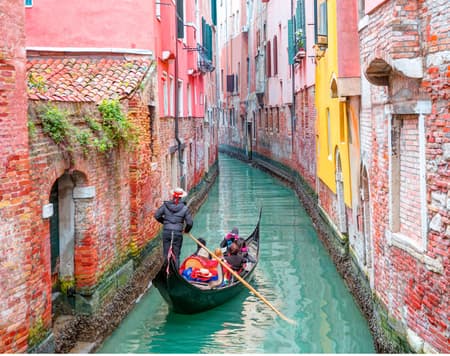 Gondelfahrt in Venedig inmitten von Ausblicken und Perspektiven
