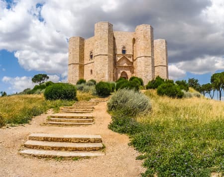Il fascino dell’architettura pugliese: Trani e Castel del Monte 