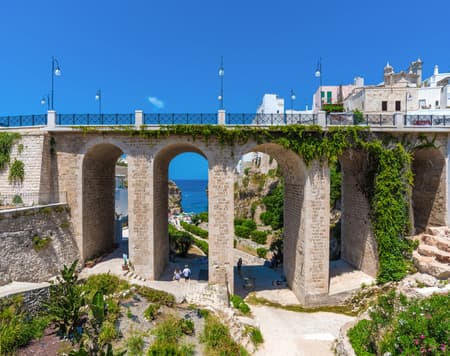 La côte des Pouilles en Vespa