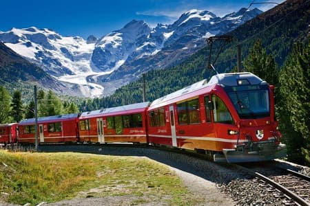 Tour en tren rojo por los Alpes suizos y St. Moritz desde Milán