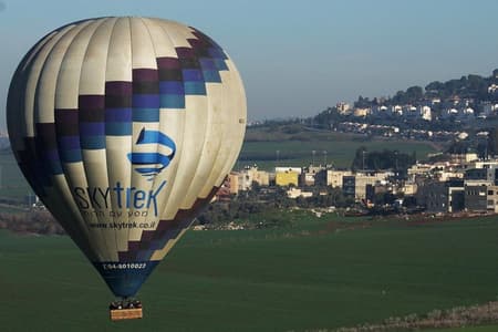 Vol en montgolfière incluant le petit-déjeuner gourmand au champagne et les souvenirs