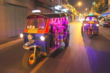 Bangkok à noite: visite templos, mercados e comida em um Tuk-Tuk