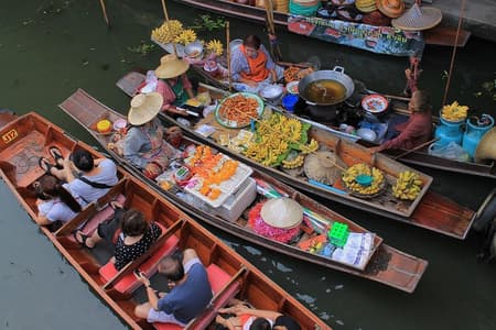 Tour di mezza giornata del mercato ferroviario e del mercato galleggiante in Thailandia