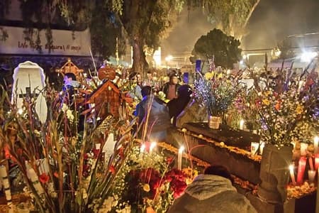 Celebración del Día de muertos en Míxquic, desde la Ciudad de México