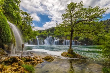 Tour delle cascate di Krka da Spalato con giro in barca e nuoto