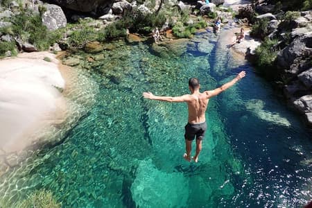 Wasserfall, Lagune und altes Dorf im Nationalpark Peneda-Gerês