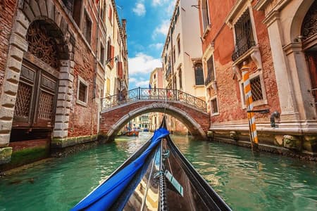 Classic 30-Minute Gondola Ride in Venice