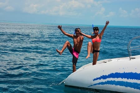 Tour a Isla Mujeres en Catamarán con snorkel, barra libre, almuerzo y club de playa.