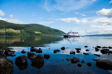 Loch Ness 1-Hour Cruise with Urquhart Castle Views