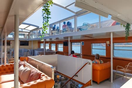 Passeio turístico de barco no rio Lisboa com uma bebida